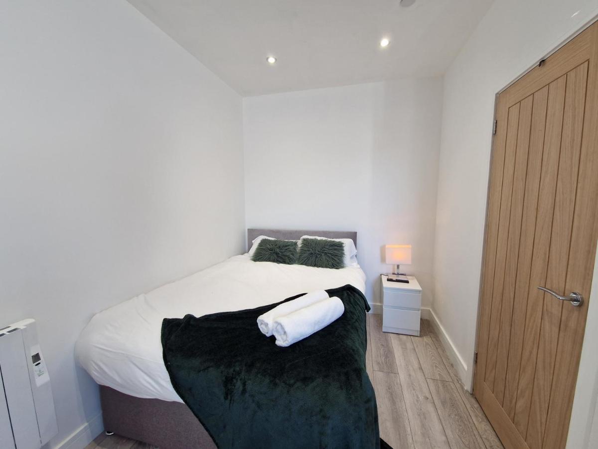 Flat 2, Modern Studio Apartment, Tynte Hotel, Mountain Ash Quakers Yard Luaran gambar